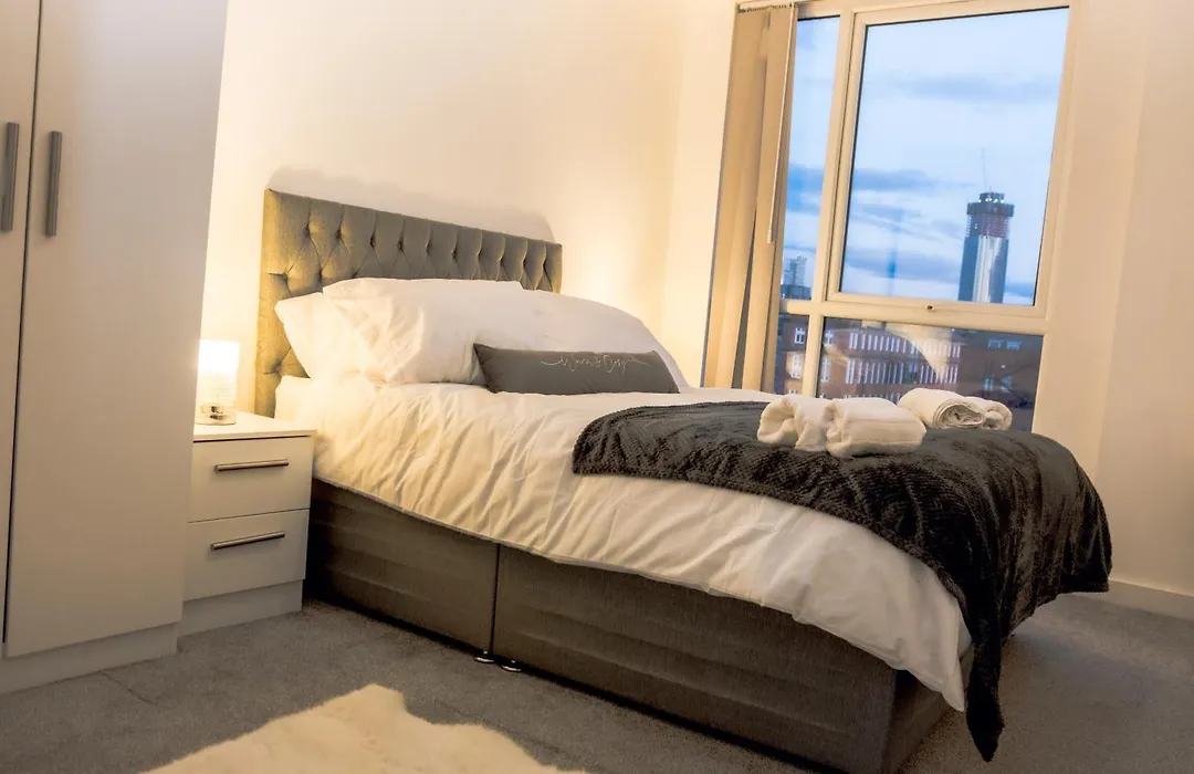 Central Luxury 2Br Apartment Manchester-1